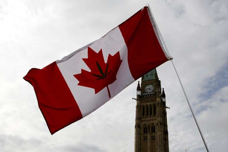 Bandeira do Canadá com uma folha de maconha, em Ottawa 20/04/2017 REUTERS/Chris Wattie