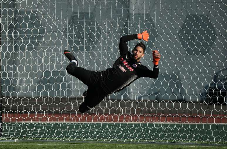 Goleiro da Tun&iacute;sia Mouez Hassen durante treino em Selyatino, na R&uacute;ssia 13/06/2018 REUTERS/Albert Gea 