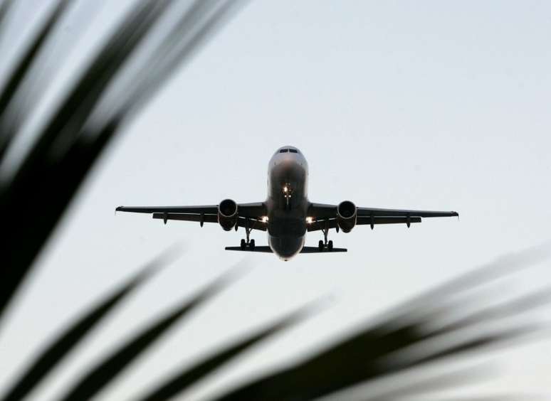 Avião prepara para pousar em aeroporto de Guarulhos, em São Paulo 