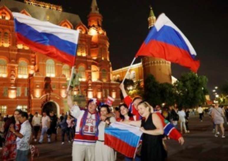 Torcedores russos celebram com bandeiras em Moscou 20/06/2018 REUTERS/Tatyana Makeyeva