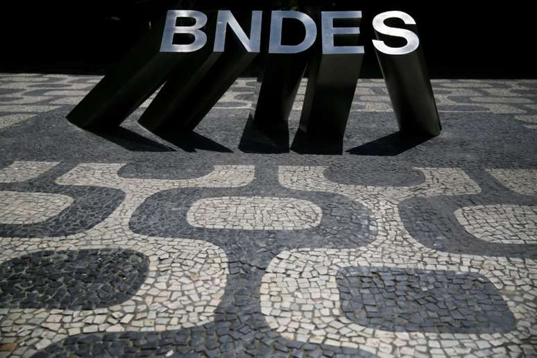 Logo do BNDES em frente ao prédio do banco no Rio de Janeiro
6/09/2017 REUTERS/Pilar Olivares