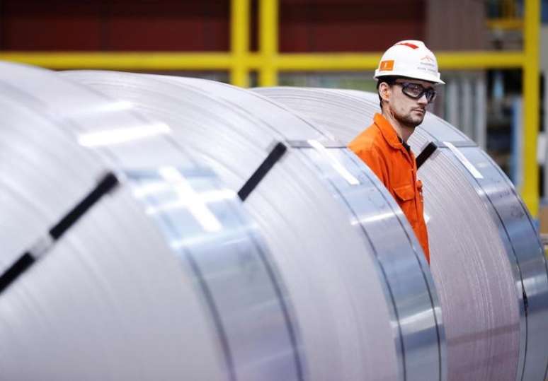 Funcionário caminha entre rolos de aço em fábrica da ArcelorMittal 
13/03/2018 REUTERS/Mark Blinch