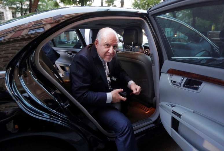 Ministro de petróleo do Irã, Bijan Zanganeh, chega em seu hotel antes de reunião da Opep em Viena, Aústria 
19/06/2018 
REUTERS/Heinz-Peter Bader