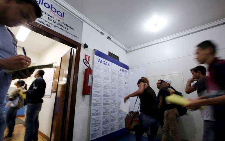 Desempregados procuram vagas em São Paulo
14/03/2016
REUTERS/Paulo Whitaker