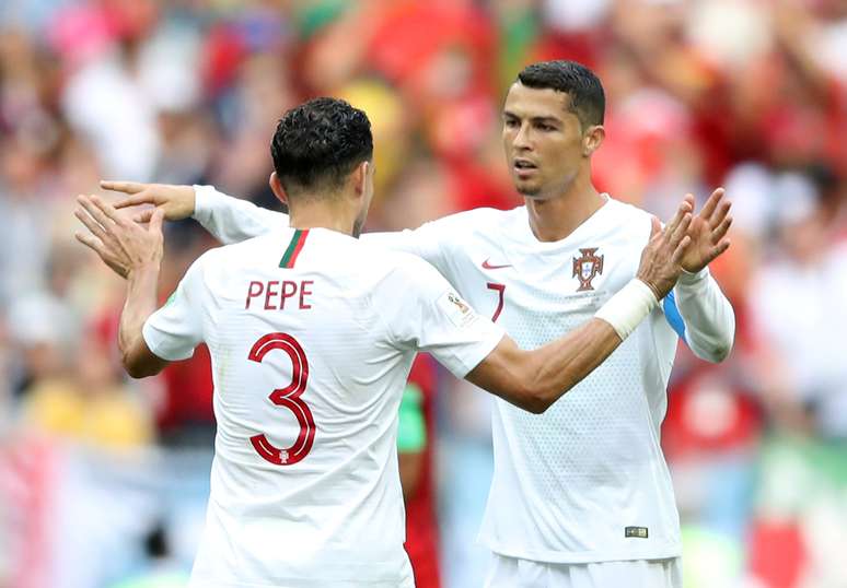 Cristiano Ronaldo e Pepe comemoram vitória de Portugal sobre o Marrocos