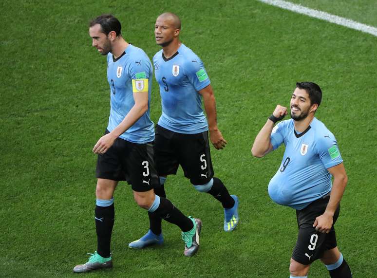 Suárez comemora o seu gol contra a Arábia Saudita pelo Grupo A da Copa do Mundo, homenageando sua mulher, que está grávida