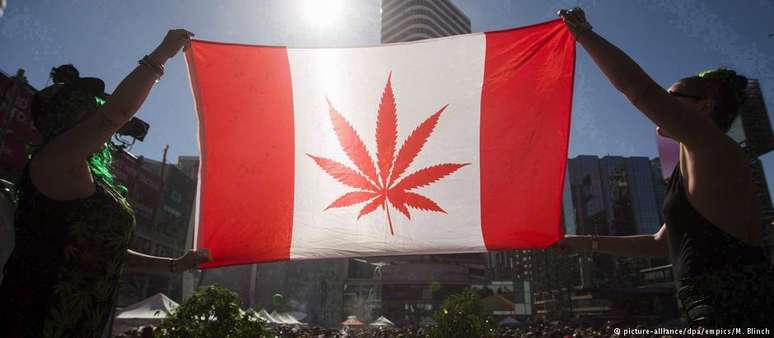 Bandeira canadense com folha de maconha: legalização era promessa de campanha de Trudeau