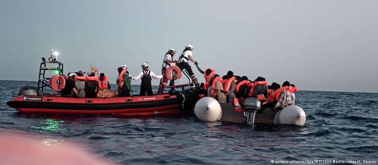 Resgate de migrantes no Mediterrâneo: cena comum preocupa UE