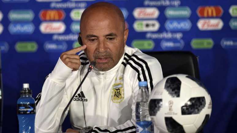 Jorge Sampaoli deu entrevista coletiva nesta quarta-feira, véspera da partida (Foto: YURI CORTEZ / AFP)