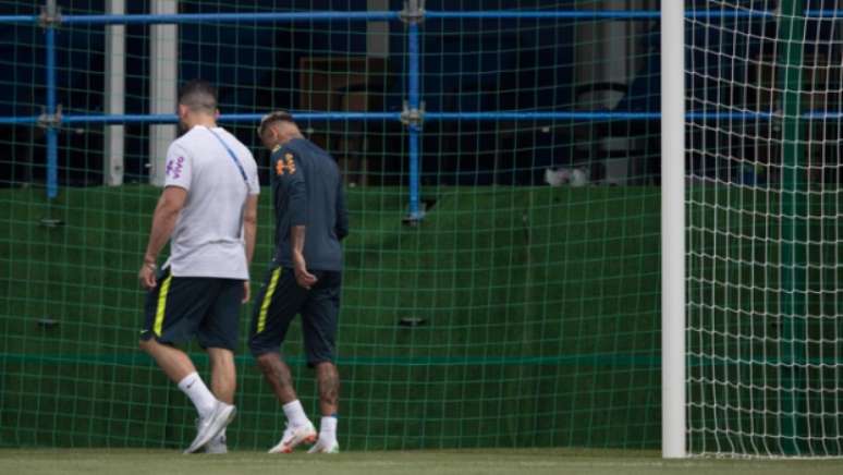 Neymar deixou o treino de terça-feira mais cedo, acompanhado do fisioterapeuta Bruno Mazziotti