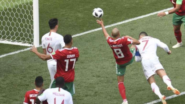 Cristinao Ronaldo se antecipa e faz o gol que decide o jogo. Um pouco antes, Pepe e Boutaib disputaram a jogada e os marroquinos reclamaram de falta do zagueiro português (Foto: PATRIK STOLLARZ / AFP)