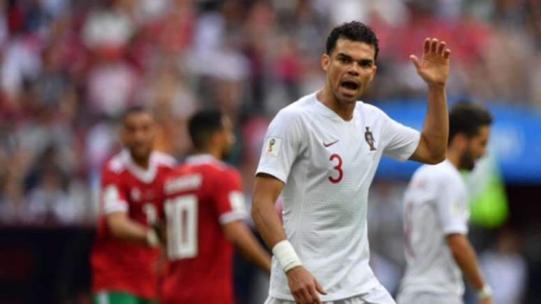 Segundo marroquino, Pepe ouviu pedido do árbitro para dar camisa do jogo nesta quarta (Foto: YURI CORTEZ / AFP)