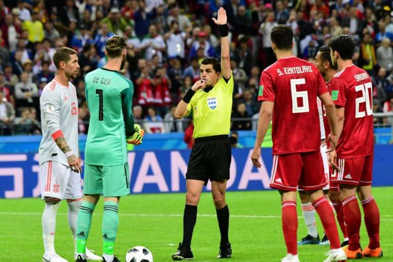 Número de cartões amarelos está decidindo a liderança do Grupo B da Copa do Mundo (Foto: Luis Acosta / AFP)