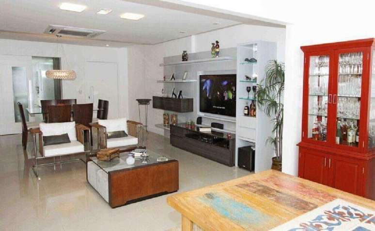 22. A cristaleira colorida &eacute; excelente para um ambiente com decora&ccedil;&atilde;o clean