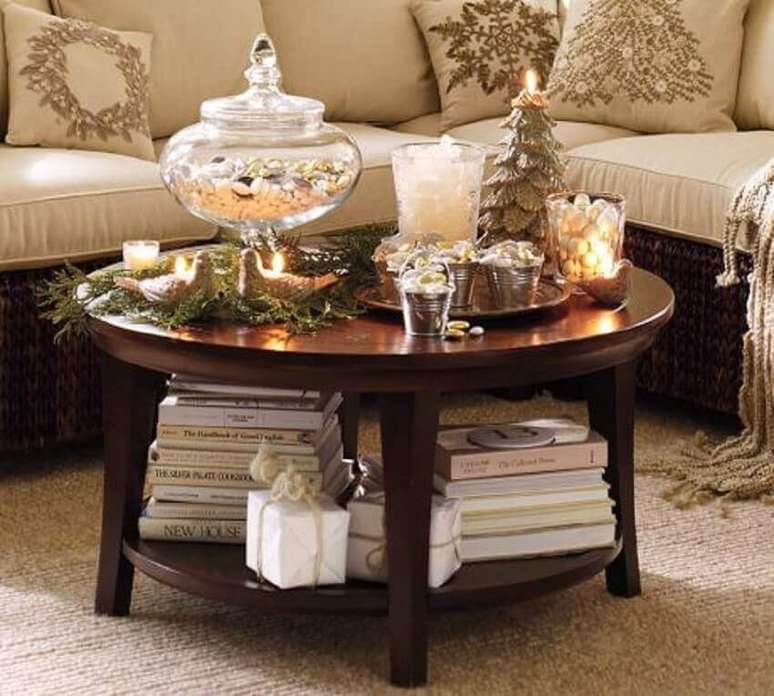 9. A mesa de centro redonda é perfeita para apoiar objetos decorativos e decorar a sala de estar – Foto Aripan Design