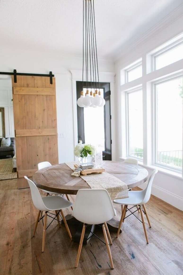 43. Decoração escandinava para sala de jantar com mesa redonda e pendentes minimalista – Foto: Pinterest