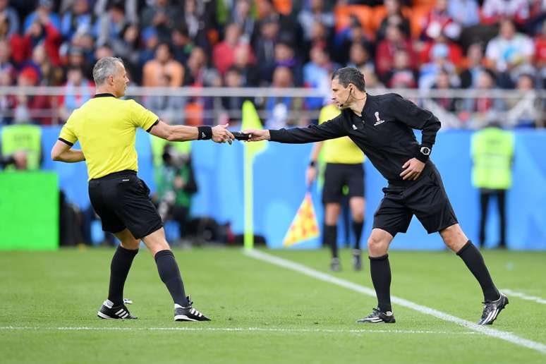Bjorn Kuipers recebe spray do quarto árbitro, no jogo entre Egito e Uruguai