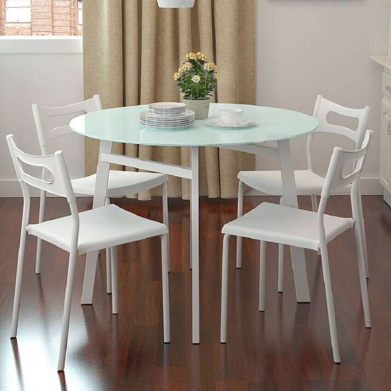 25. Modelo simples de mesa redonda para sala de jantar com cadeiras brancas – Foto: Viridian the band