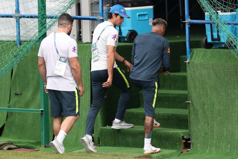 Neymar sentiu dores no tornozelo durante o treino na última terça (19)