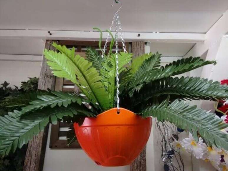21 &ndash; Samambaia artificial em vaso laranja.