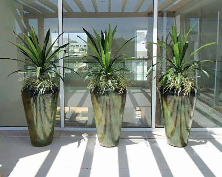 41- Composi&ccedil;&atilde;o de tr&ecirc;s vasos para varanda.