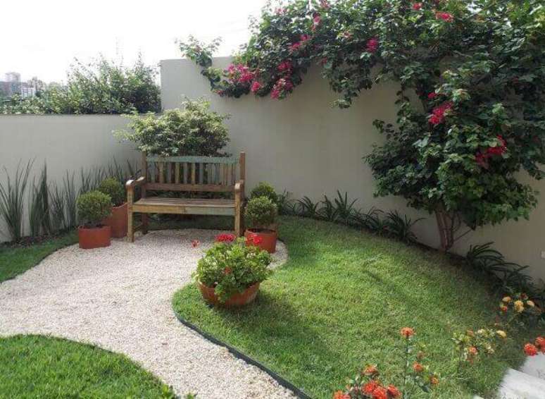 38 &ndash; Jardim externo com vasos de plantas.