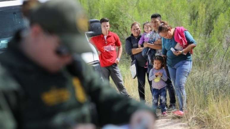 Ações na fronteira, com separação de famílias, geraram críticas