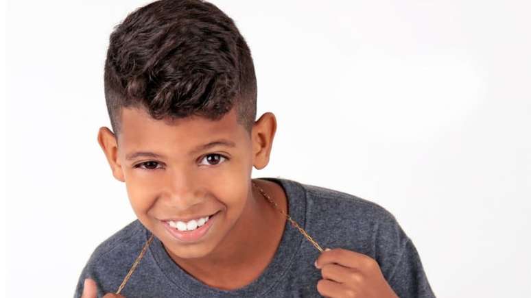 Aos 11 anos, o garoto Richardson Barbosa, agora conhecido como MC Bruninho, viu uma música que escreveu virar hit e ser cantada por Neymar e Gabriel Jesus