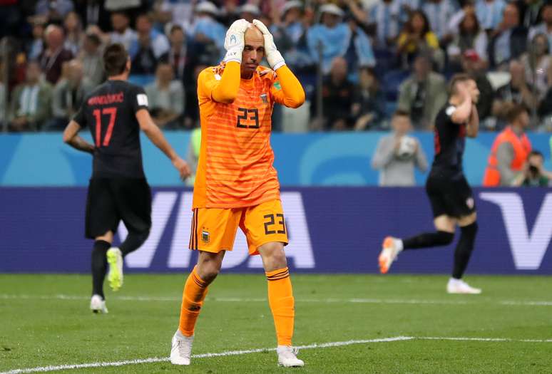 Caballero reage após sua falha resultar em gol da Croácia, na derrota da Argentina ante os europeus por 3 a 0