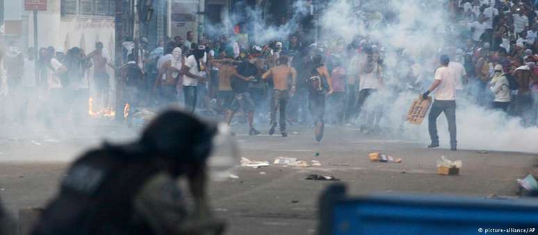 Salvador, 20 de junho: polícia dispara balas de efeito moral contra manifestantes 
