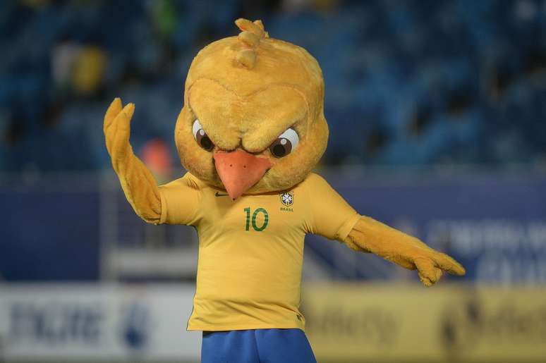 A figurinha do Canarinho Pistola estará dentro de um encarte especial do Brasil, em que ele aparece como mascote da Seleção