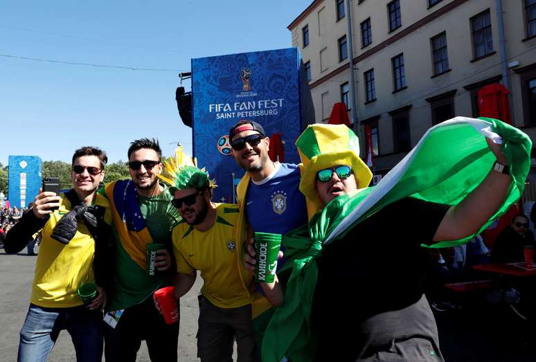 Torcedores brasileiros fazem festa em São Petersburgo