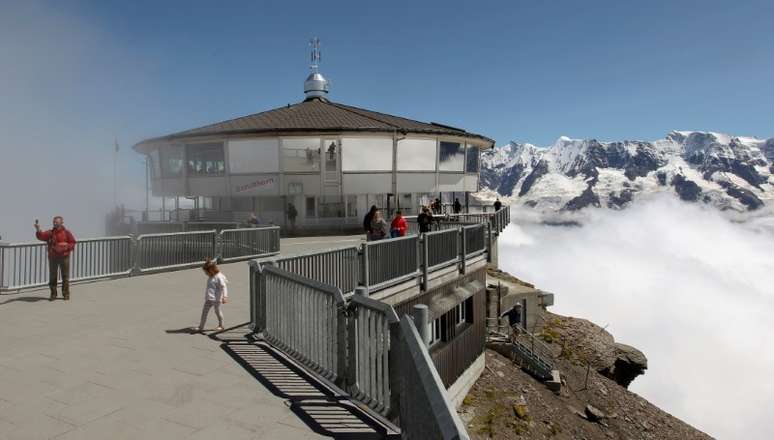 Turistas em restaurante na montanha Piz Gloria, na Suíça
 7/8/2012      REUTERS/Arnd Wiegmann 