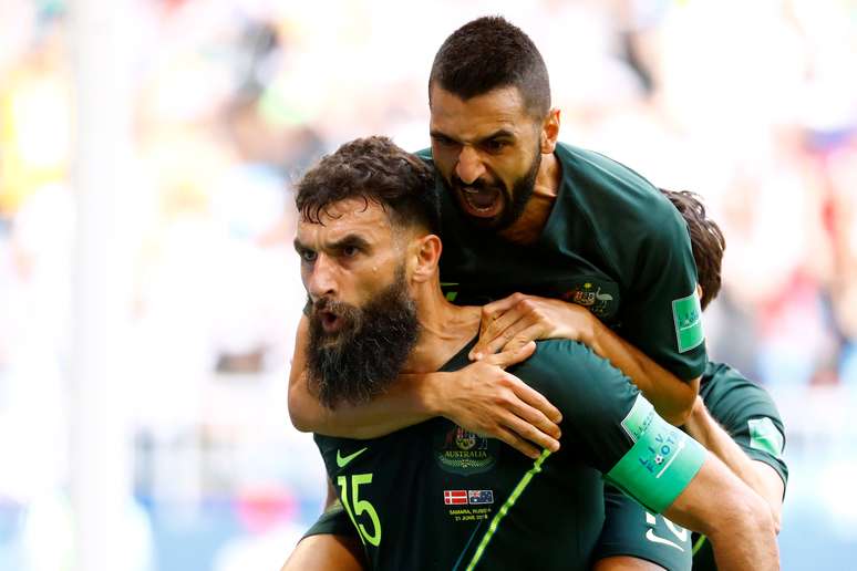 Jedinak comemora seu gol de pênalti pela Austrália contra a Dinamarca