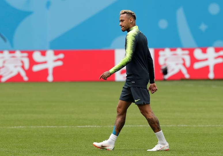 Neymar caminha em campo durante treino da Seleção Brasileira