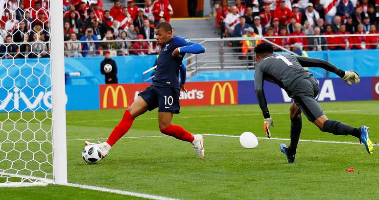 Mbappé apenas empurra a bola para o primeiro gol da França em Ecaterimburgo contra o Peru