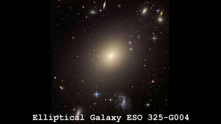 A galáxia ESO325-G004 foi utilizada como fonte de gravidade para o estudo (Imagem: NASA)