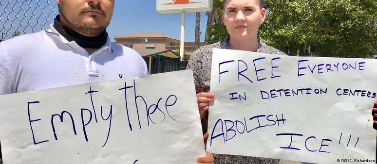 Ativistas protestam contra prisão de imigrantes ilegais nos EUA e a separação de famílias