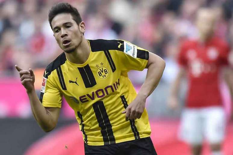 Lateral é titular no Dortmund e despertou interesse do Real (Foto: Guenter Schiffmann / AFP)