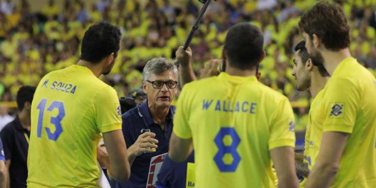 Renan Dal Zotto orienta seus comandados. Equipe vem de três derrotas na Liga das Nações (Foto: Divulgação/FIVB)