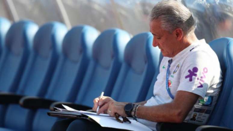 Tite faz anotações durante treino da Seleção em Sochi