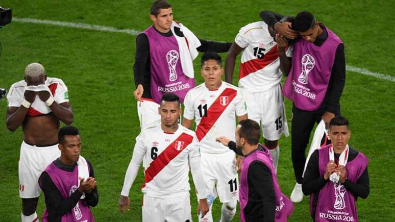 Jogadores do Peru lamentam a eliminação (Foto: JORGE GUERRERO / AFP)