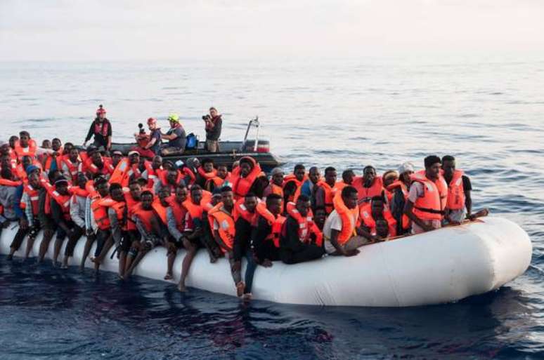 Migrantes resgatados pela ONG Lifeline no Mediterrâneo