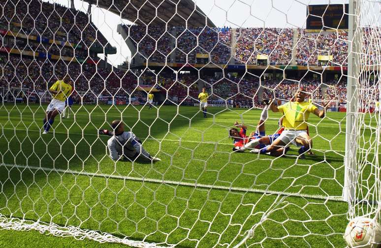 Ronaldo comemora o seu primeiro gol contra a Costa Rica, em partida pelo Grupo C, da Copa de 2002