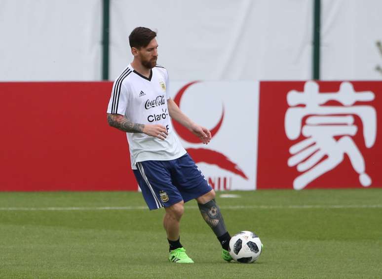 Messi em aquecimento antes de treno da seleção argentina na Rússia