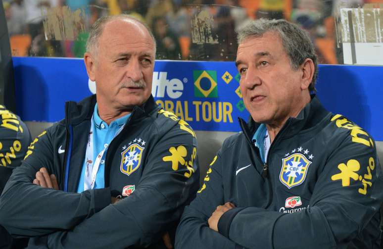 Parreira conversa com Luiz Felipe Scolari no banco de reservas em amistoso contra a África do Sul em Joanesburgo