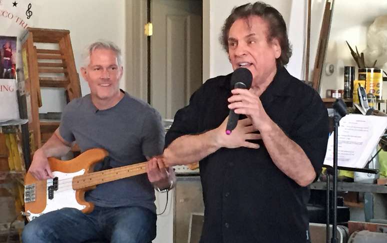 Paul tocando baixo com seu primo m&uacute;sico, Lenny Rocco