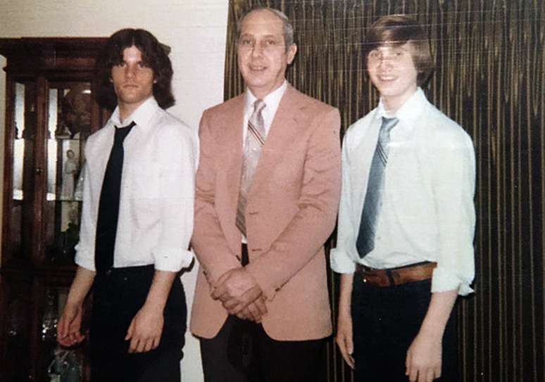 Paul (esquerda), seu pai Chester (centro), e o irm&atilde;o Dave