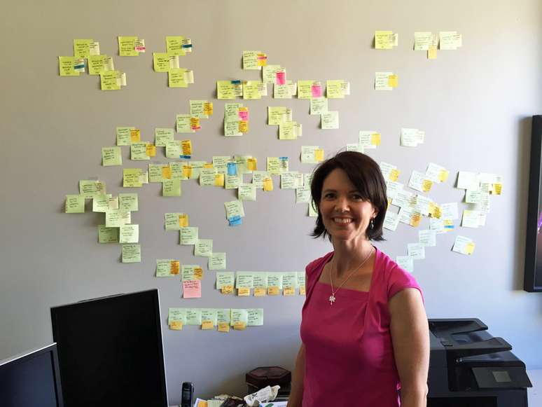 A genealogista Michelle Trostler em frente &agrave; "parede de post-its" que ela montou a respeito do caso de Paul