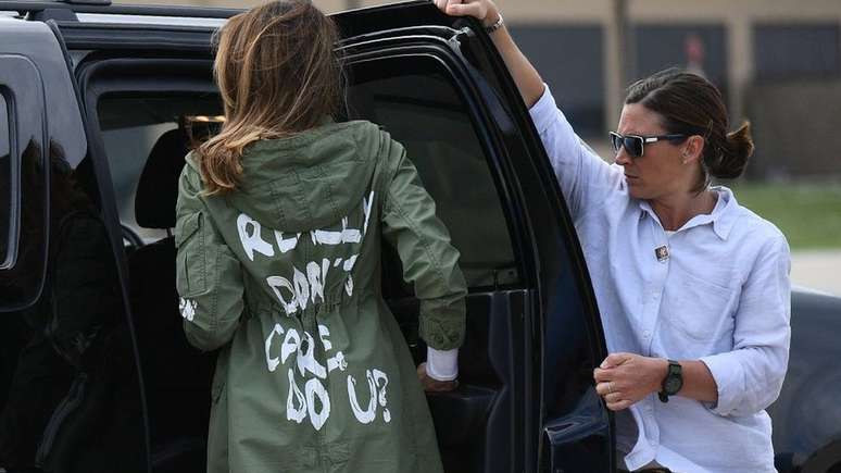 A primeira-dama usou jaqueta com frase polêmica
